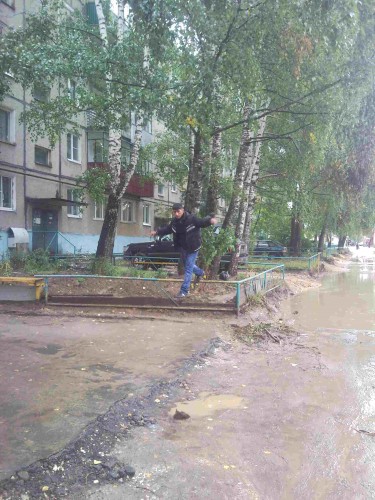 вот так обходят лужи те кто помоложе, а кто постарше как....