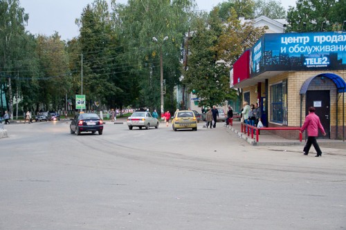 Стоит машинка, мигает аварийкой