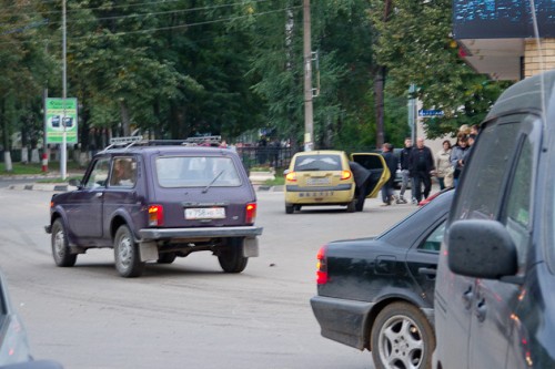 Выходит из магазина женщина с пакетами, грузит их в машину, садится
