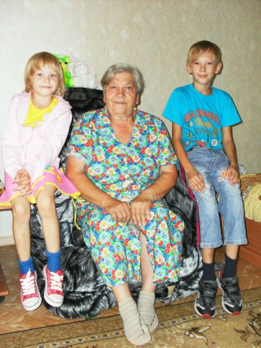 Ой! Бабушку обуть забыли:)))