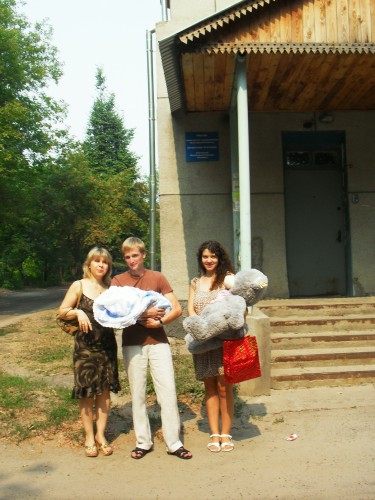 У роддома.В новую жизнь.