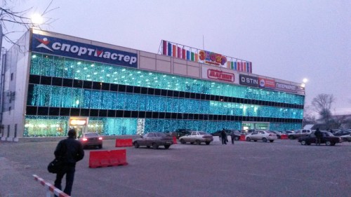 И когда в Выксе начнут строить красивые магазины..кругом многоэтажные кирпичные гаражи
